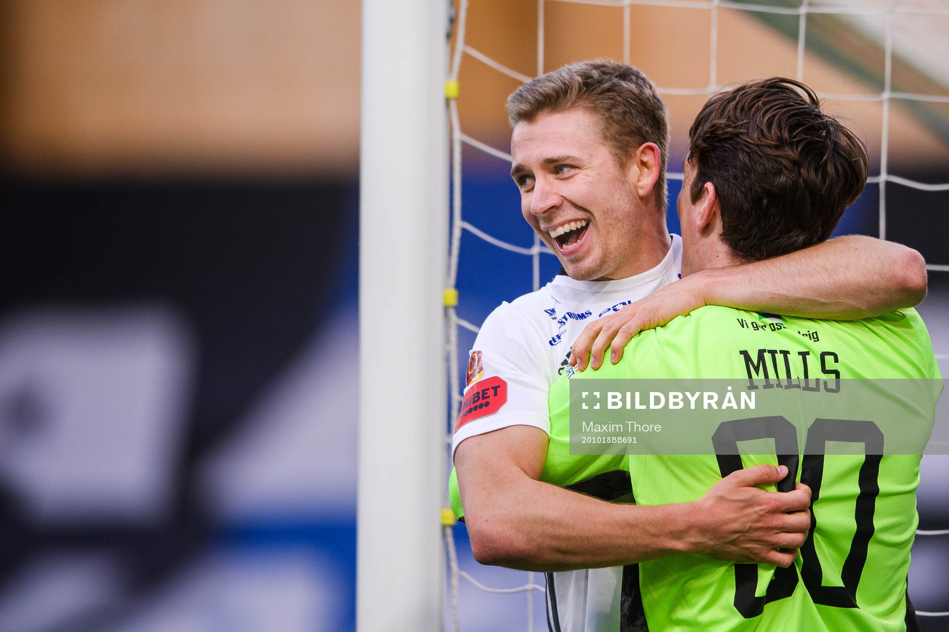 Östersunds Henrik Bellman och målvakt Andrew Robert Mills