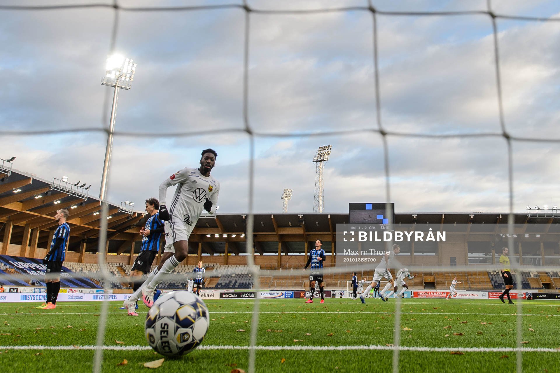 Östersunds Blair Turgott ser 1-3 målet gå in av Henrik