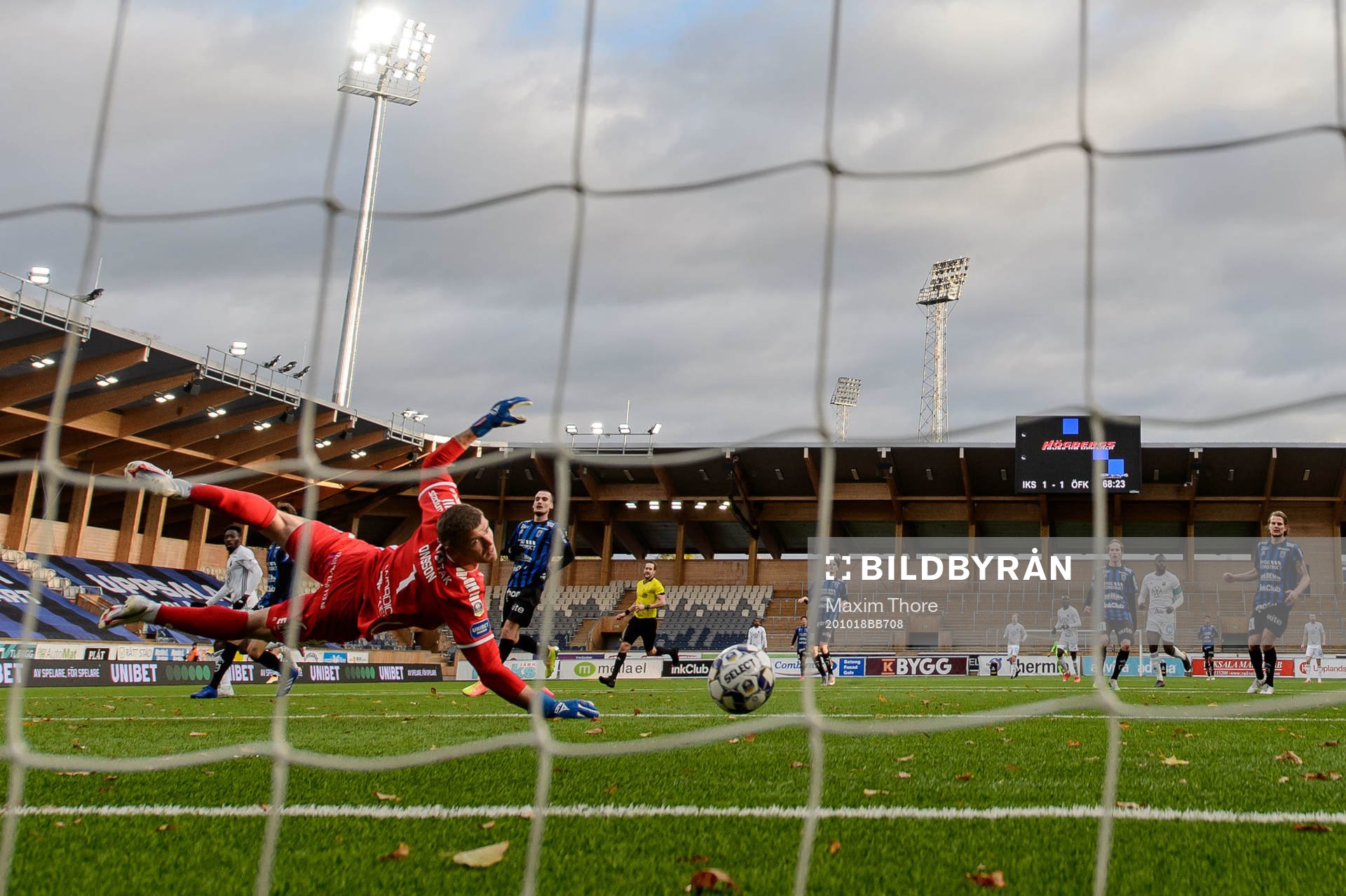 Sirius målvakt Lukas Jonsson ser 1-2 målet gå in av