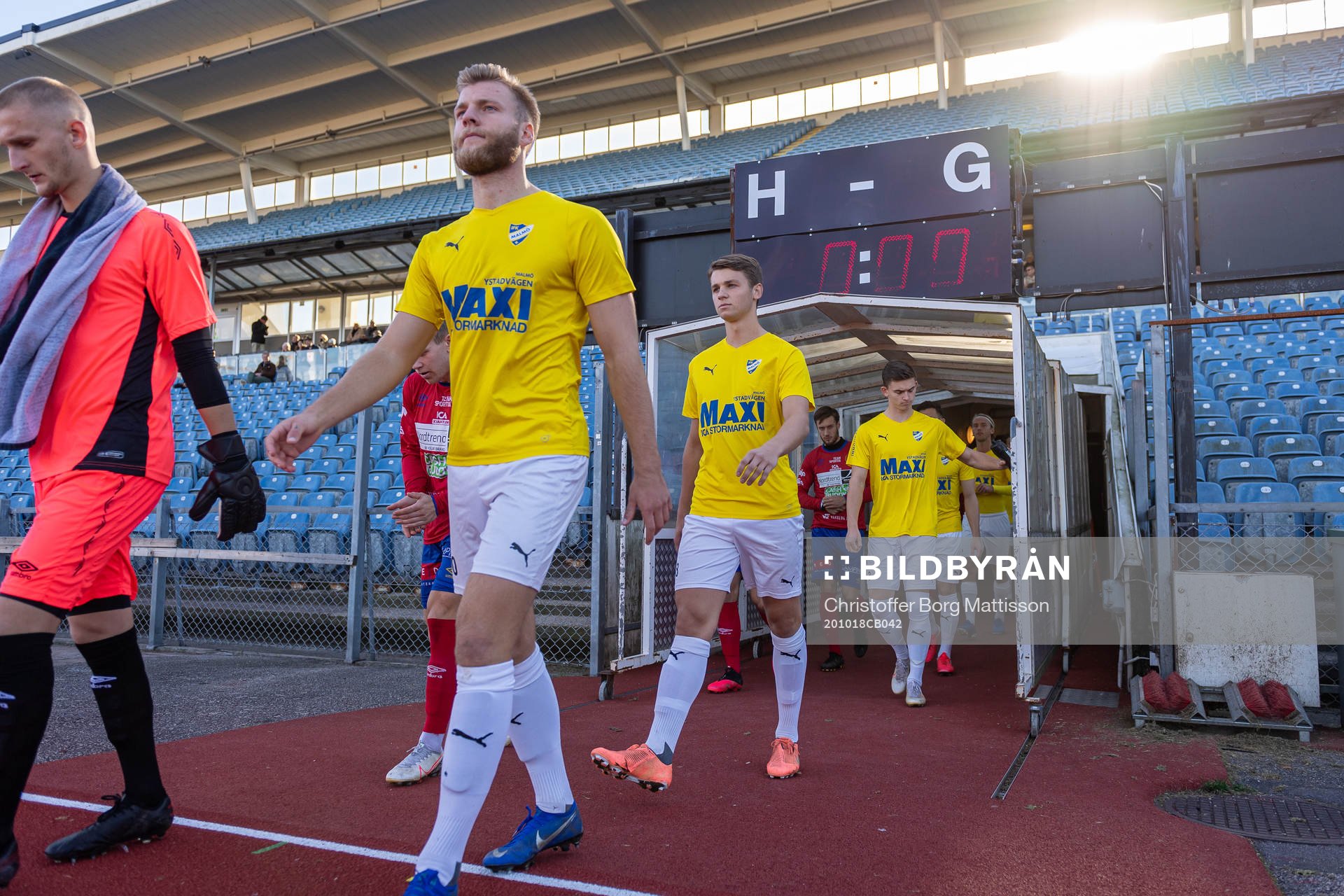 IFK Malmös spelare gör entré till fotbollsmatchen i