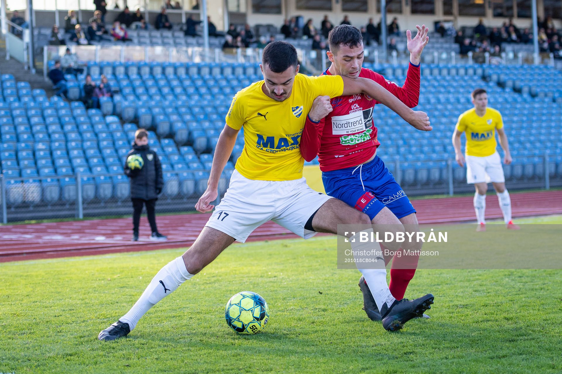 IFK Malmös Luka Petrovic mot Varbergs GIFs Besnik Axhijaj under fotbollsmatchen i Division 2 Västra Götaland mellan IFK Malmö och Varbergs GIF den 18 oktober 2020 i Malmö.