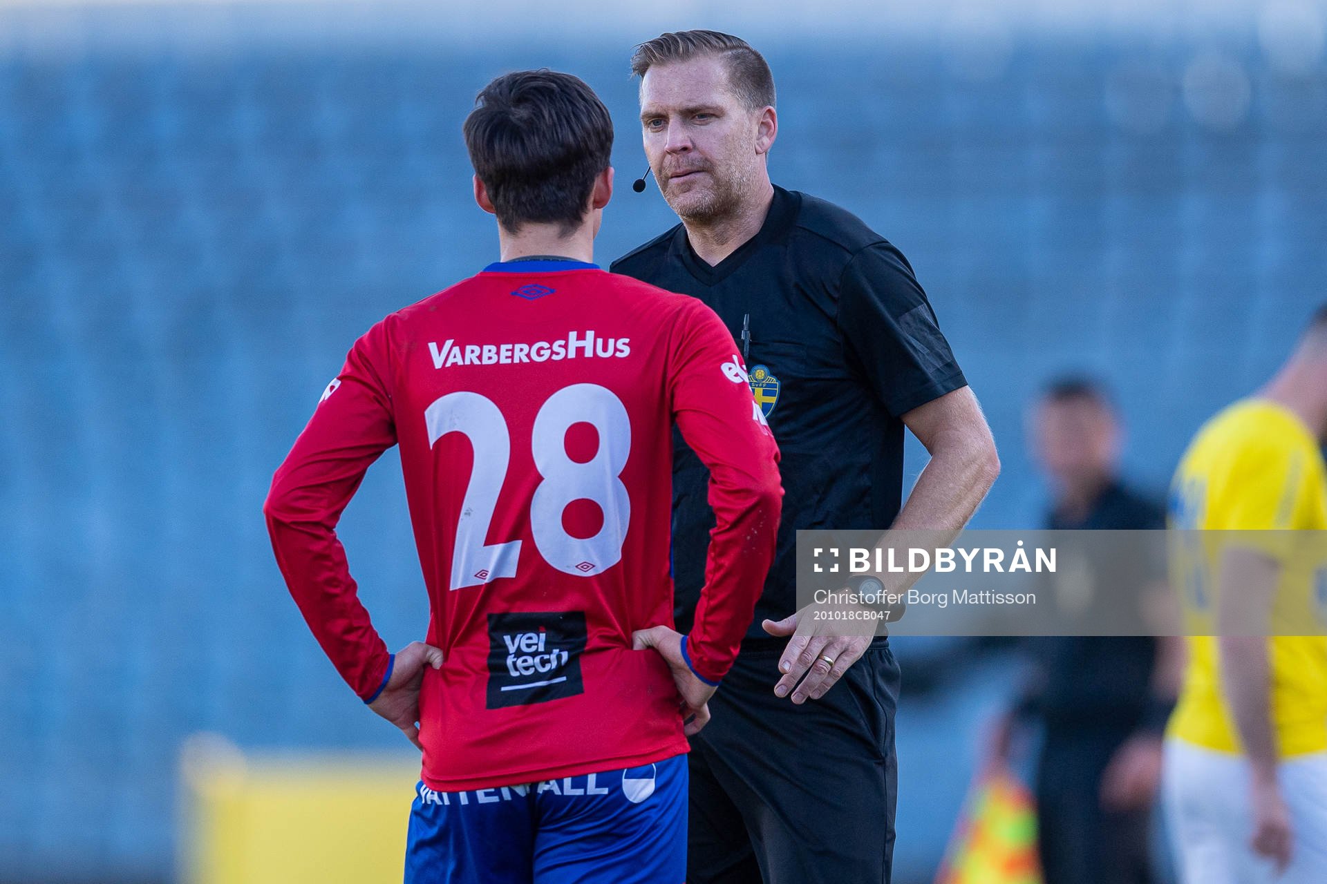 Domare Mattias Theander i samtal med Varbergs GIFs Liam