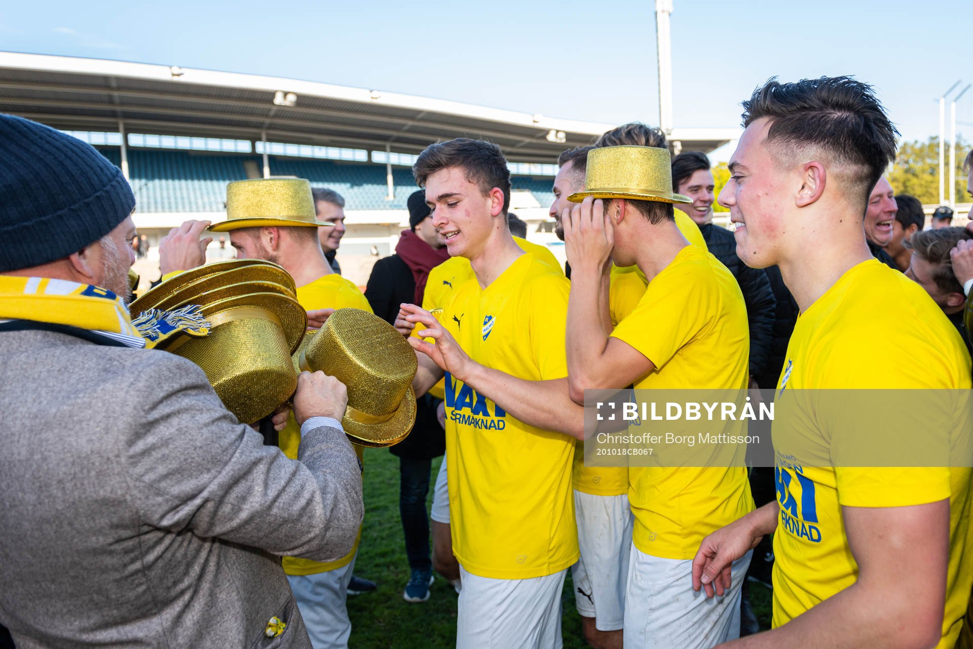 IFK Malmös spelare tar emot guldhattar efter fotbollsmatchen i Division 2 Västra Götaland mellan IFK Malmö och Varbergs GIF den 18 oktober 2020 i Malmö.