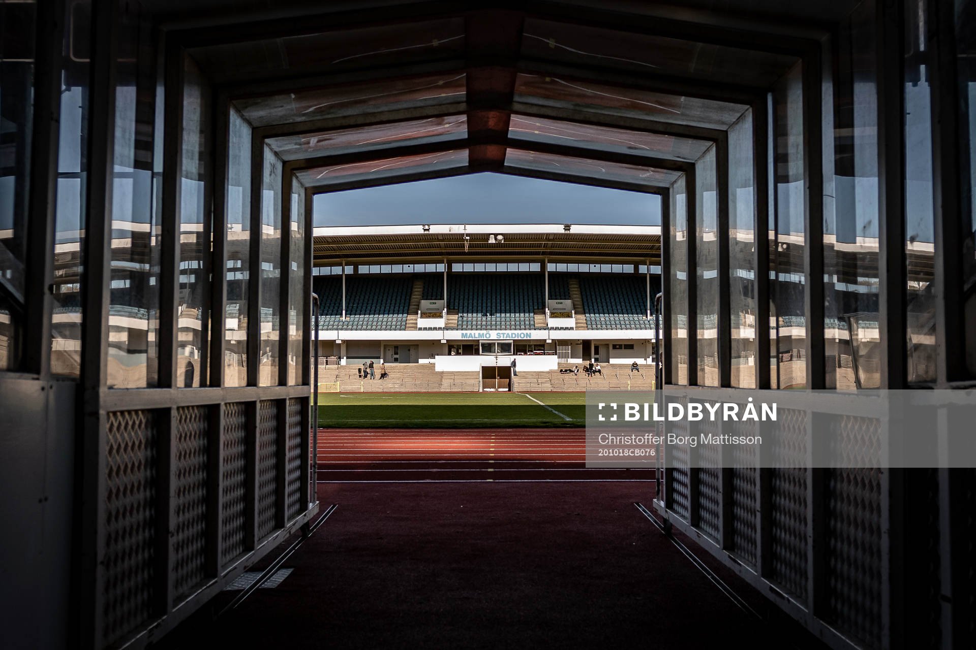 Interiör vy över Malmö Stadion sett från spelartunneln