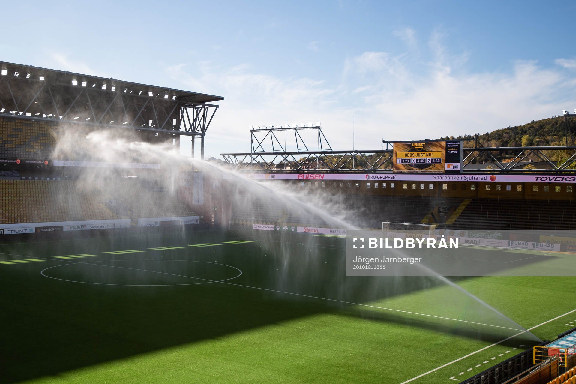 Vattniong av konstgräset på Borås arena