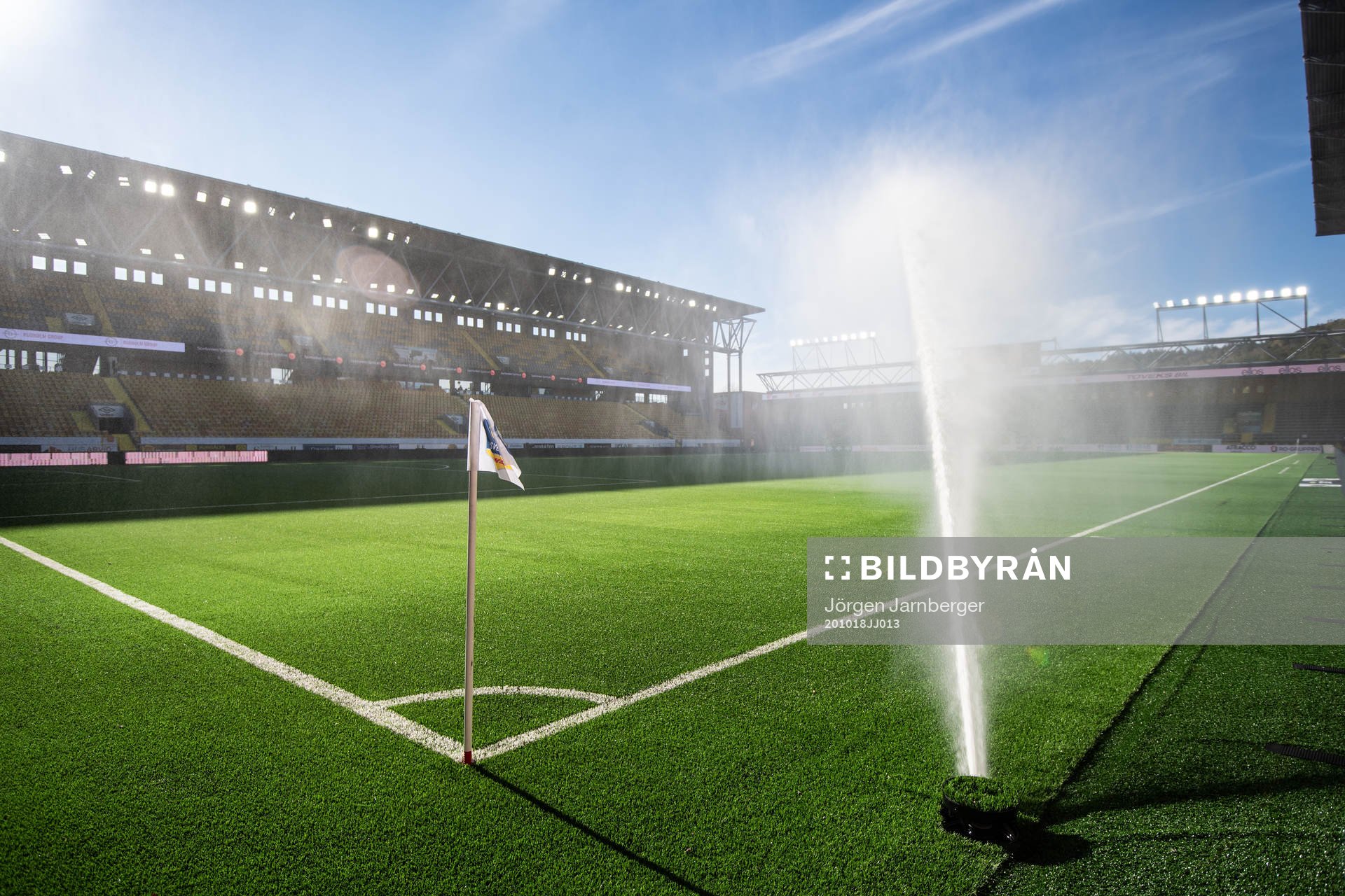 Vattniong av konstgräset på Borås arena