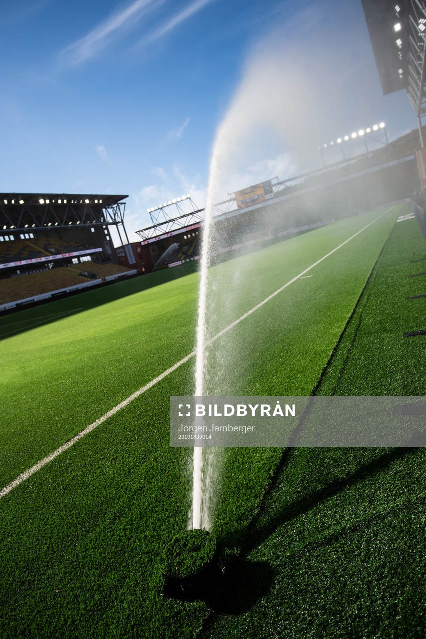 Vattniong av konstgräset på Borås arena