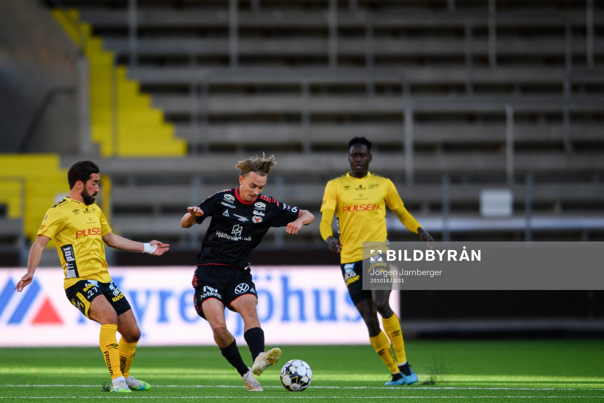 Elfsborgs Frederik Holst och Joseph Okumu försvarar mot