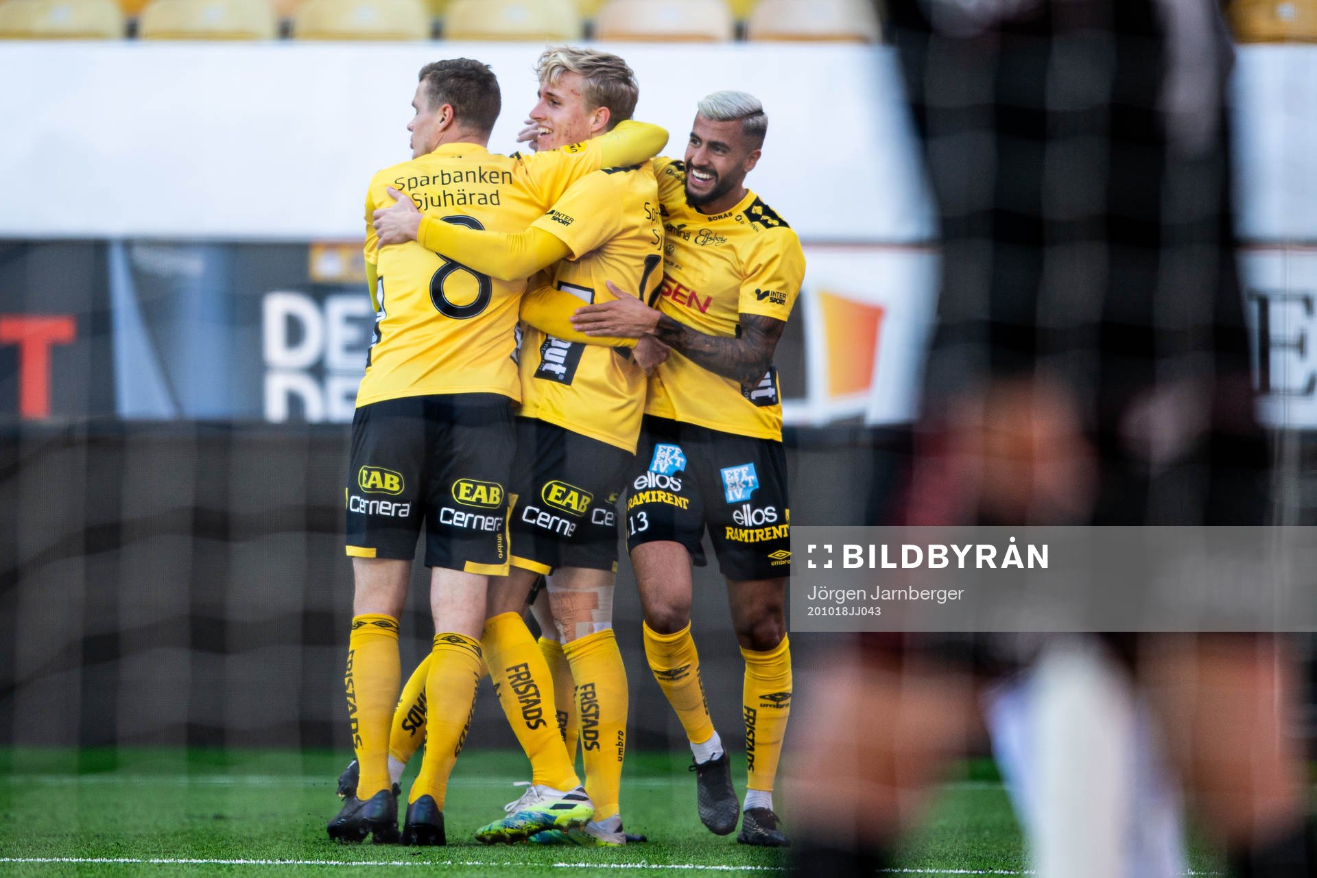 Elfsborgs Jeppe Okkels gratuleras av Samuel Holmén och