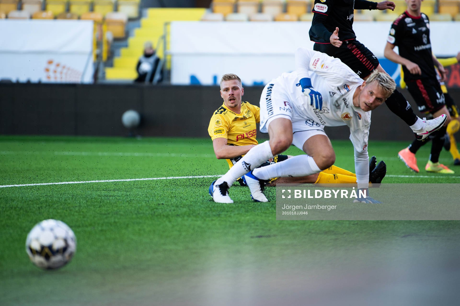 Elfsborgs Per Frick och Kalmars målvakt Ole Söderberg ser
