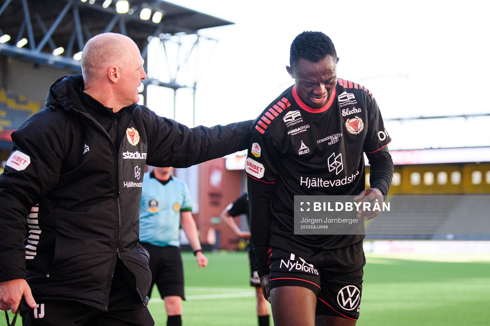 Kalmars Gbenga Arokoyo lämnar planen