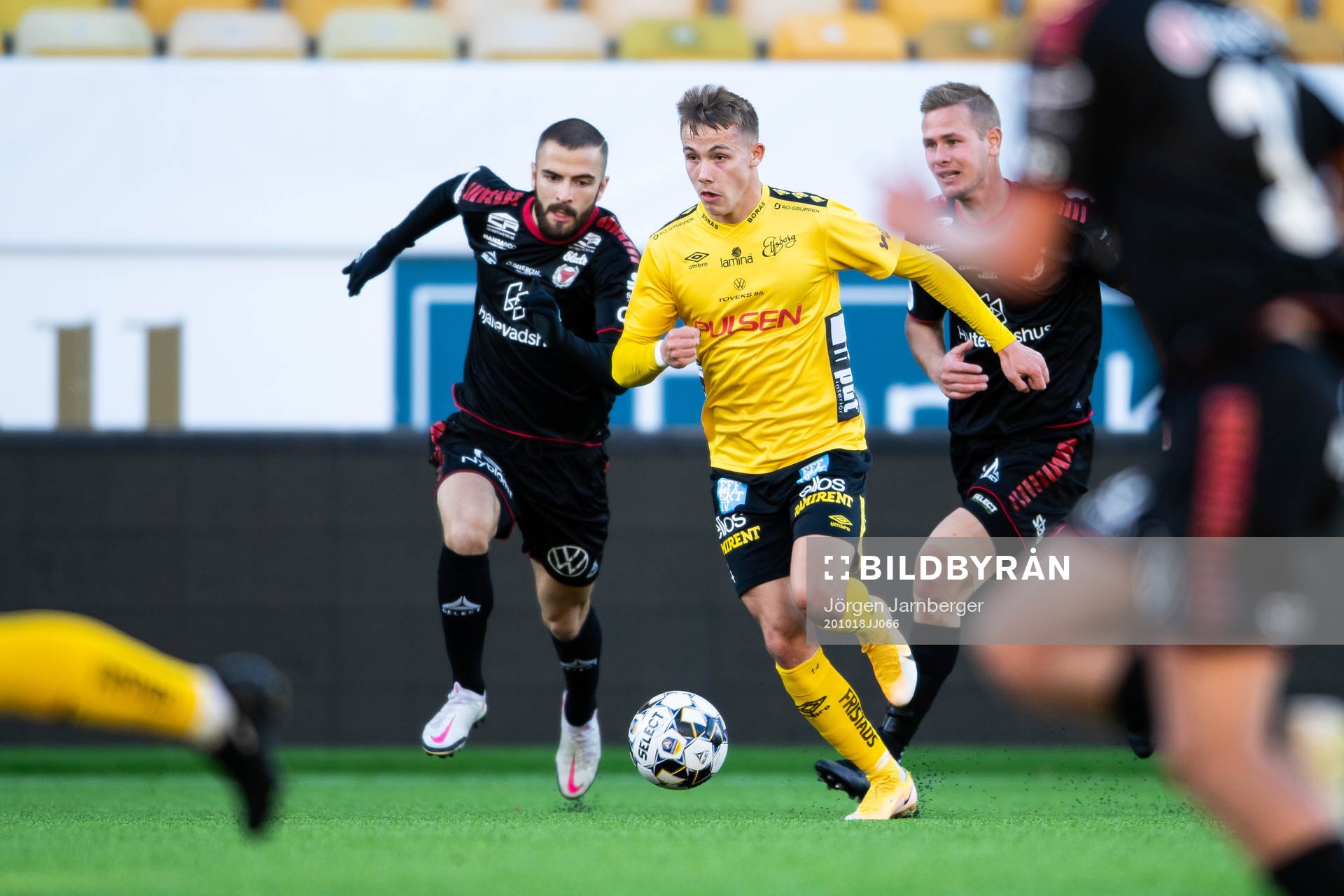 Elfsborgs Jacob Ondrejka i kamp med Kalmars Filip Sachpekidis och Erik Israelsson under fotbollsmatchen i Allsvenskan mellan Elfsborg och Kalmar den 18 oktober 2020 i Borås.