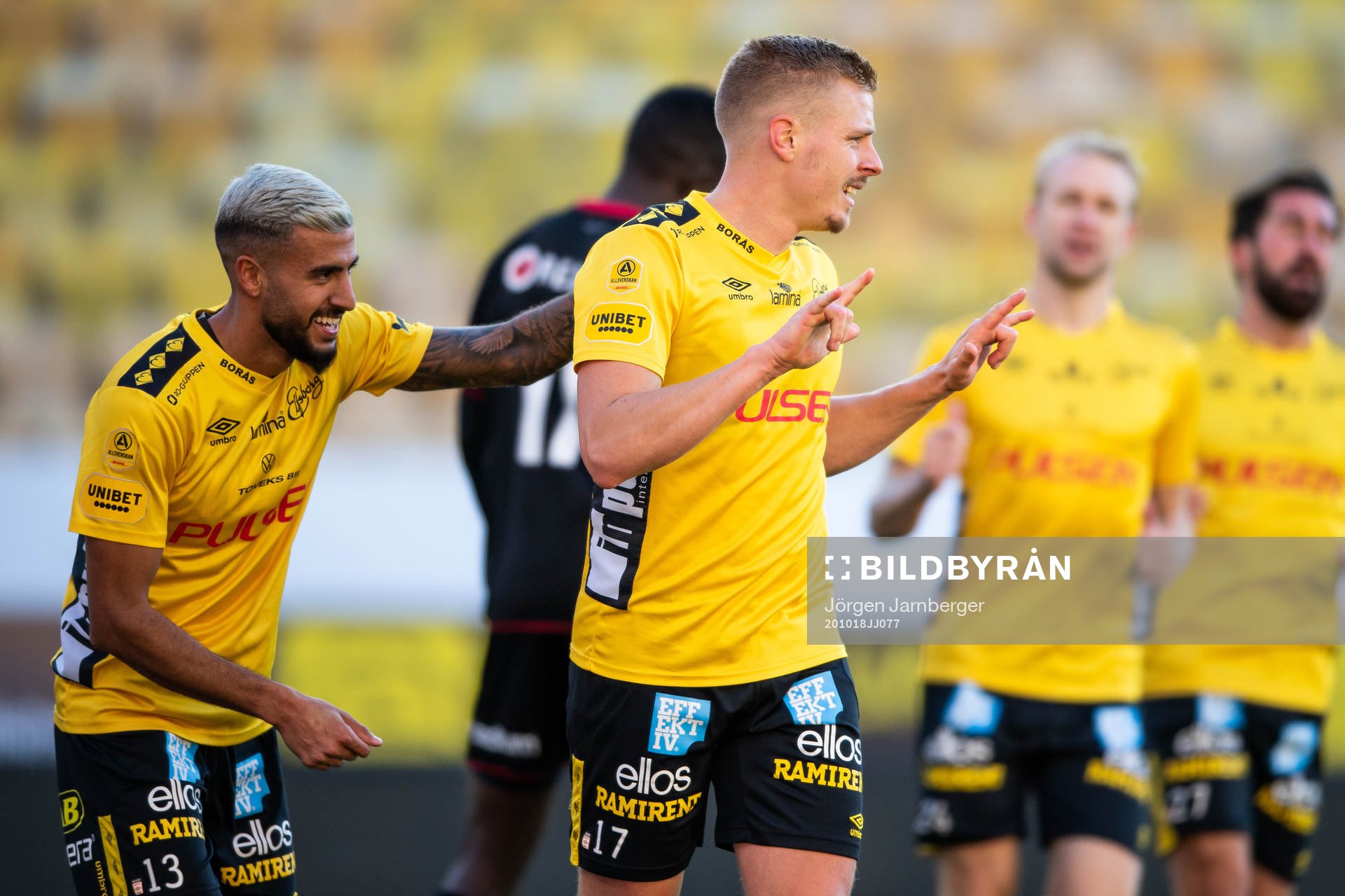 Elfsborgs Per Frick klappas om av Rami Kaib efter 3-0 under fotbollsmatchen i Allsvenskan mellan Elfsborg och Kalmar den 18 oktober 2020 i Borås.