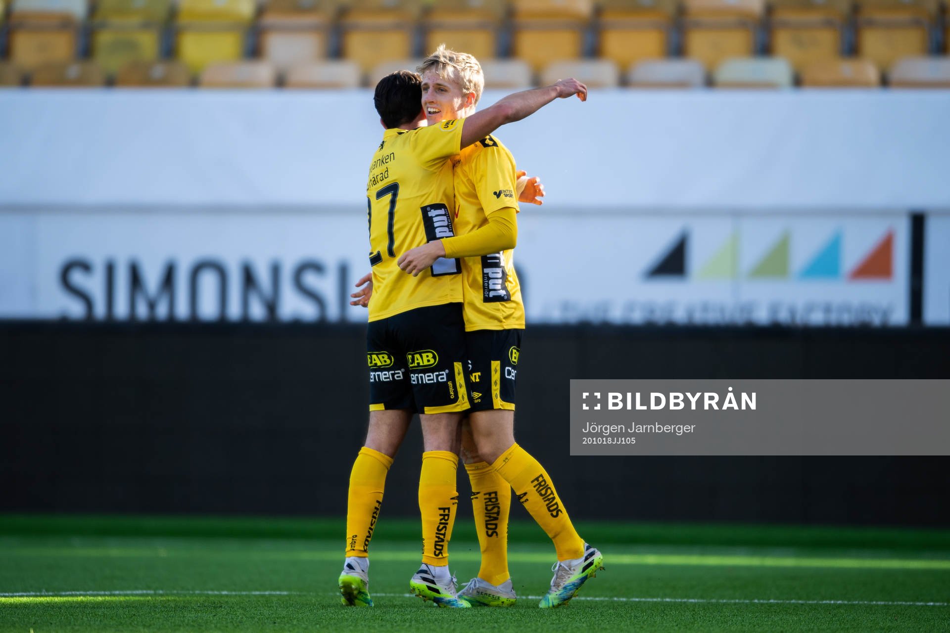 Elfsborgs Jeppe Okkels gratuleras av Frederik Holst