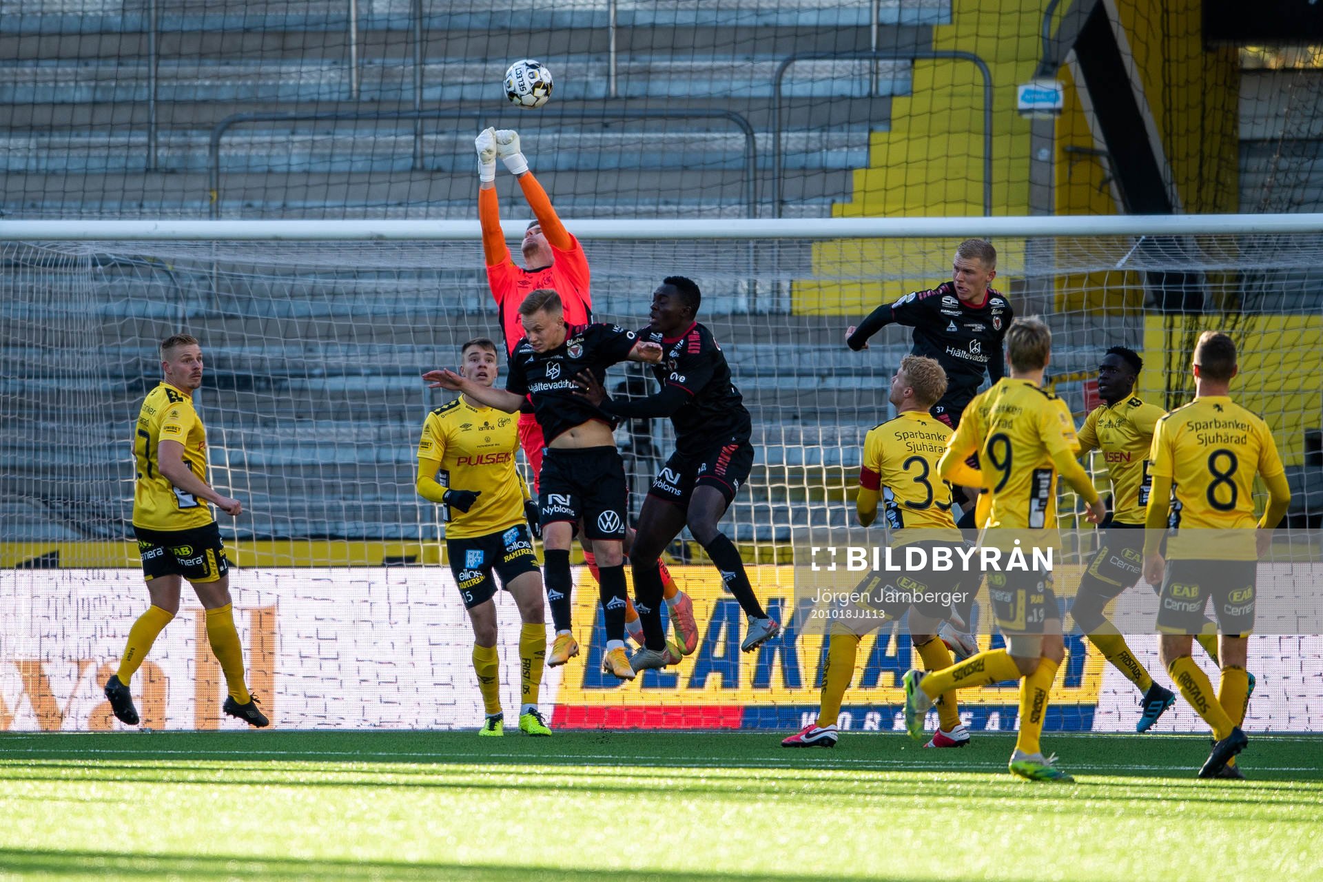 Elfsborgs målvakt Tim Rönning boxar bort bollen
