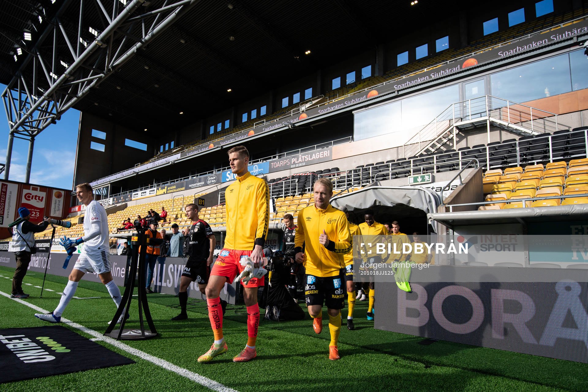Lagen kommer in på arenan