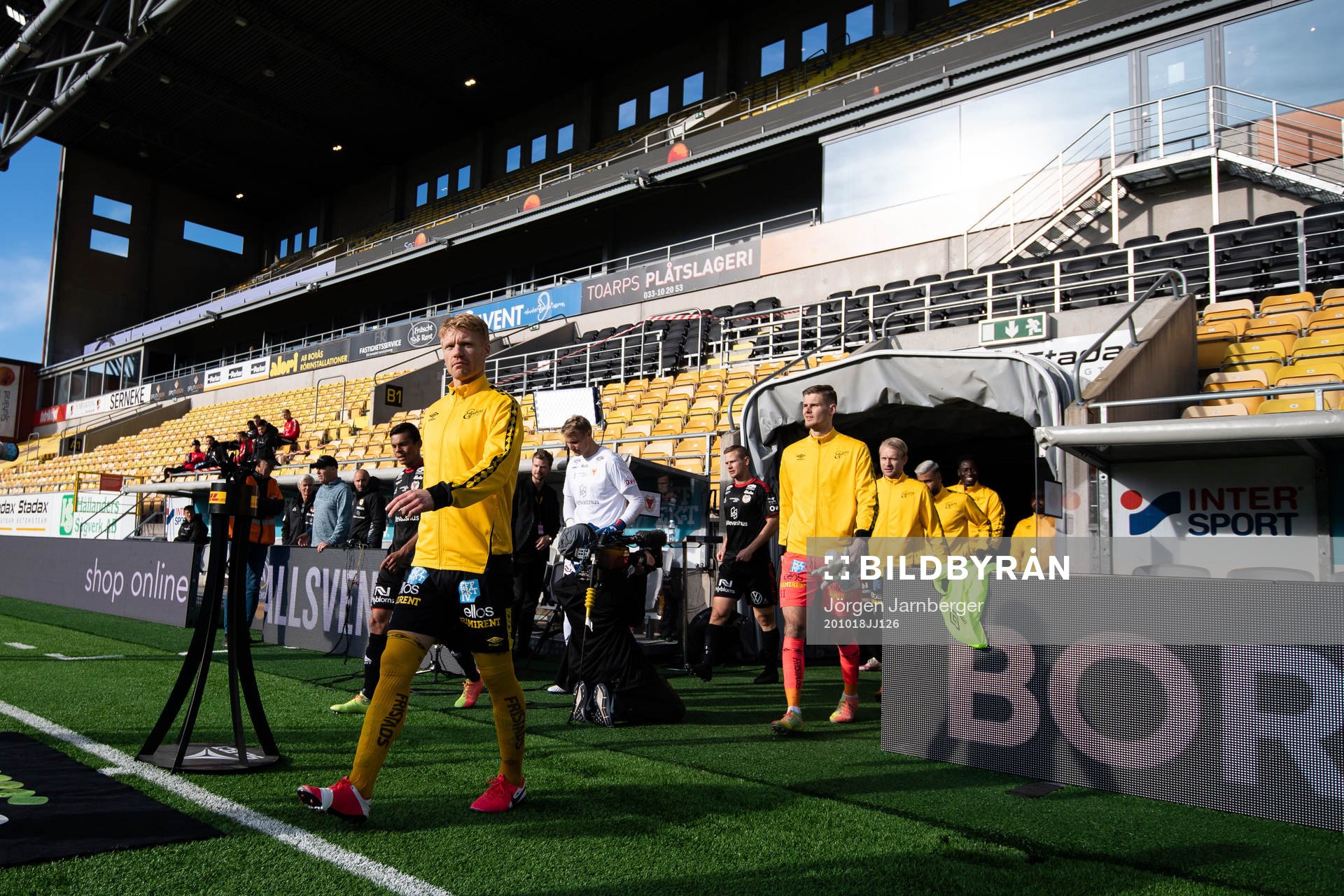 Lagen kommer in på arenan