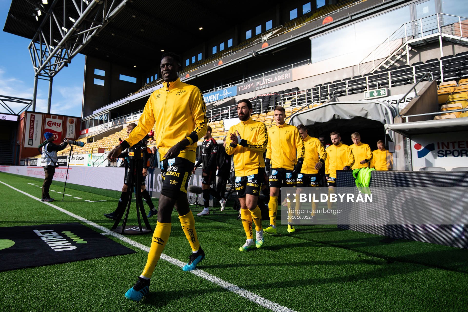 Lagen kommer in på arenan