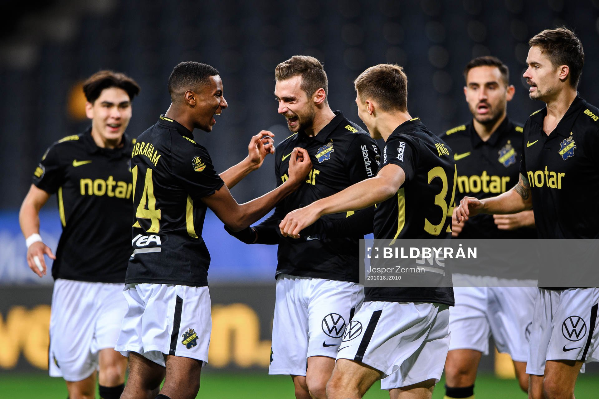 AIK:s Paulos Abraham och Filip Rogic jublar efter 1-0 under fotbollsmatchen i Allsvenskan mellan AIK och IFK Göteborg den 18 oktober 2020 i Stockholm.