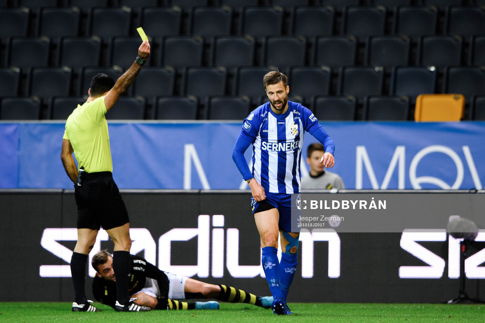 IFK Göteborg Mattias Bjärsmyr får en varning av domare