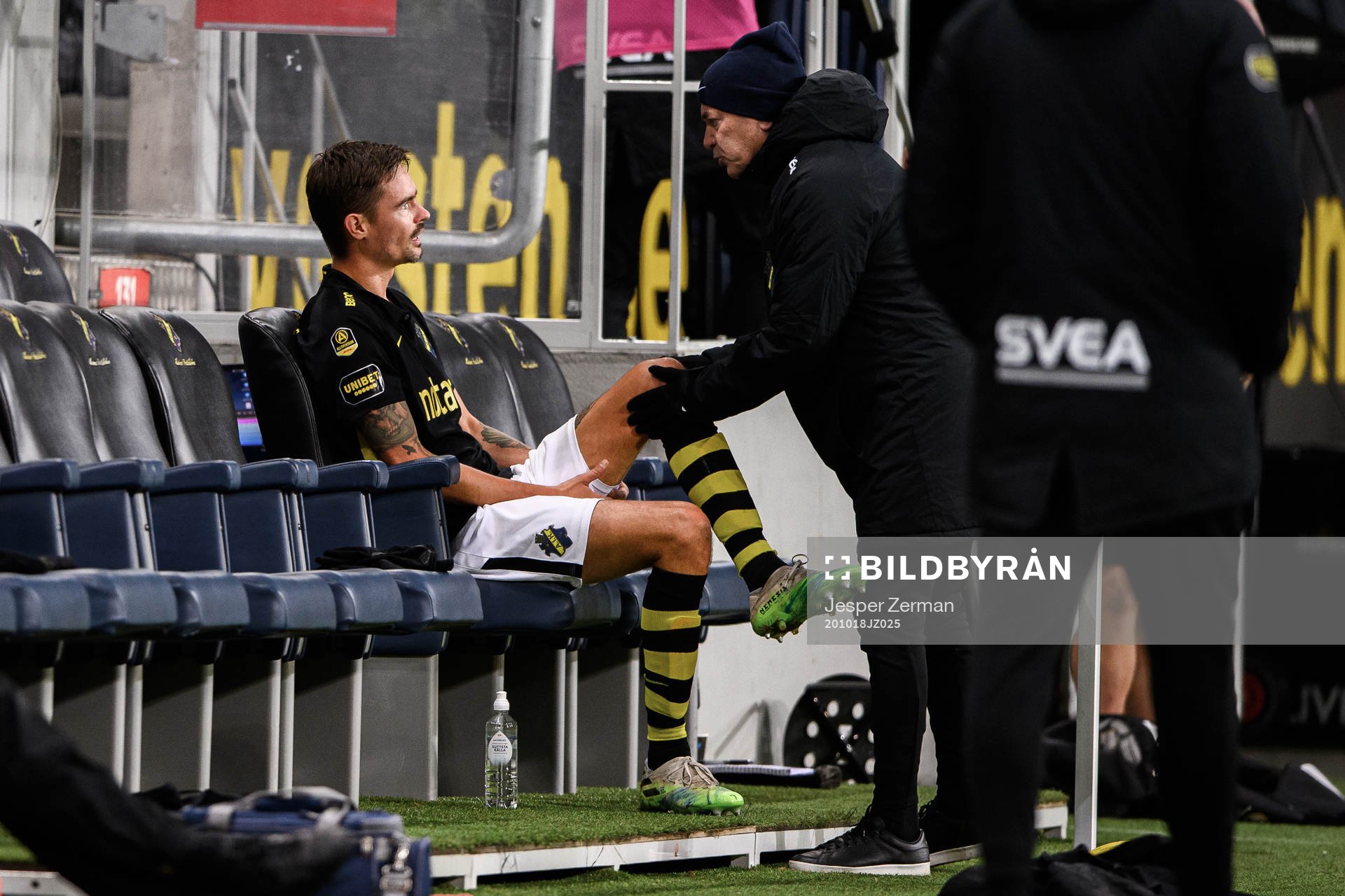 s Mikael Lustig får vård av läkare Karol Zyto