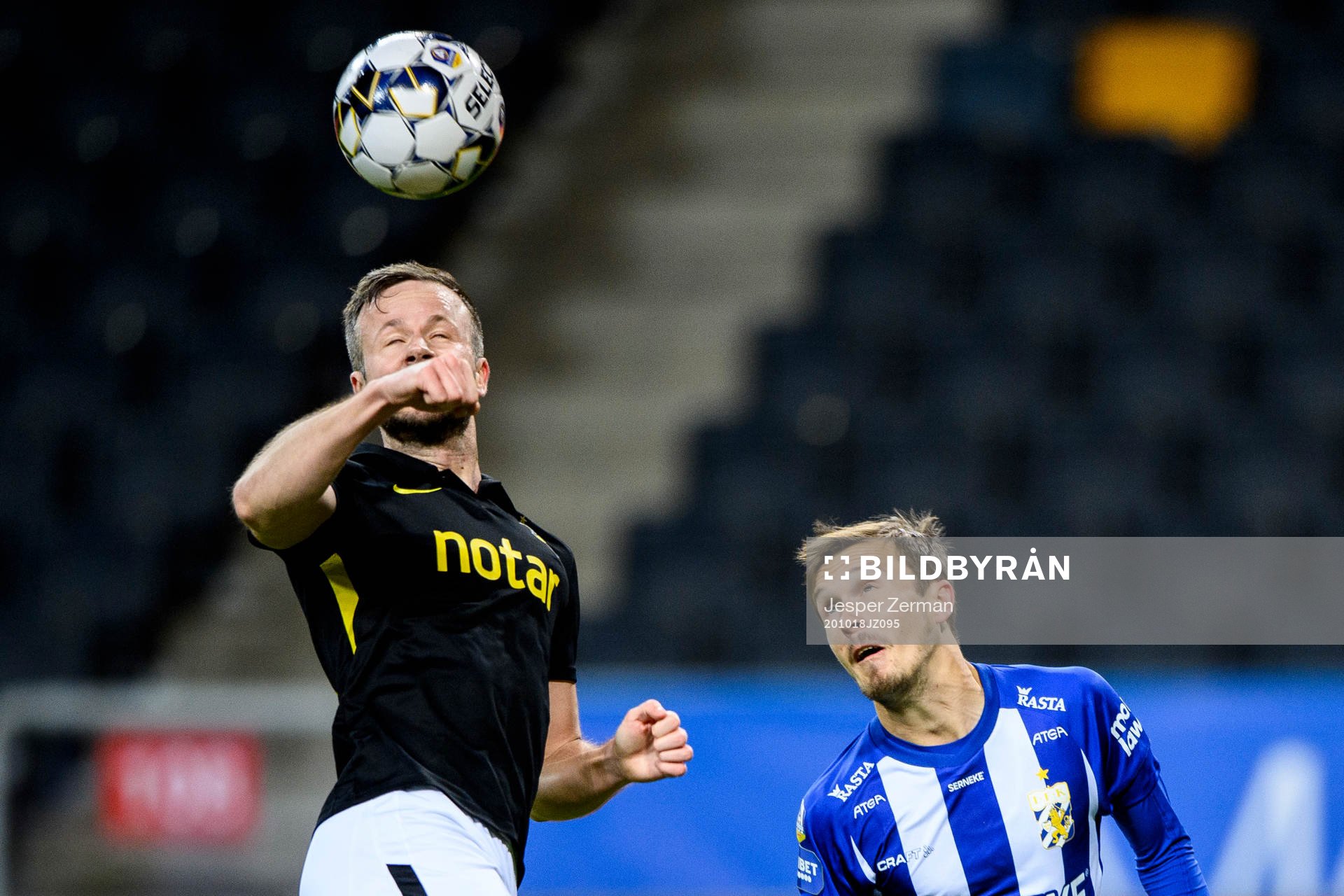 s Robert Lundström och IFK Göteborg Patrik Karlsson