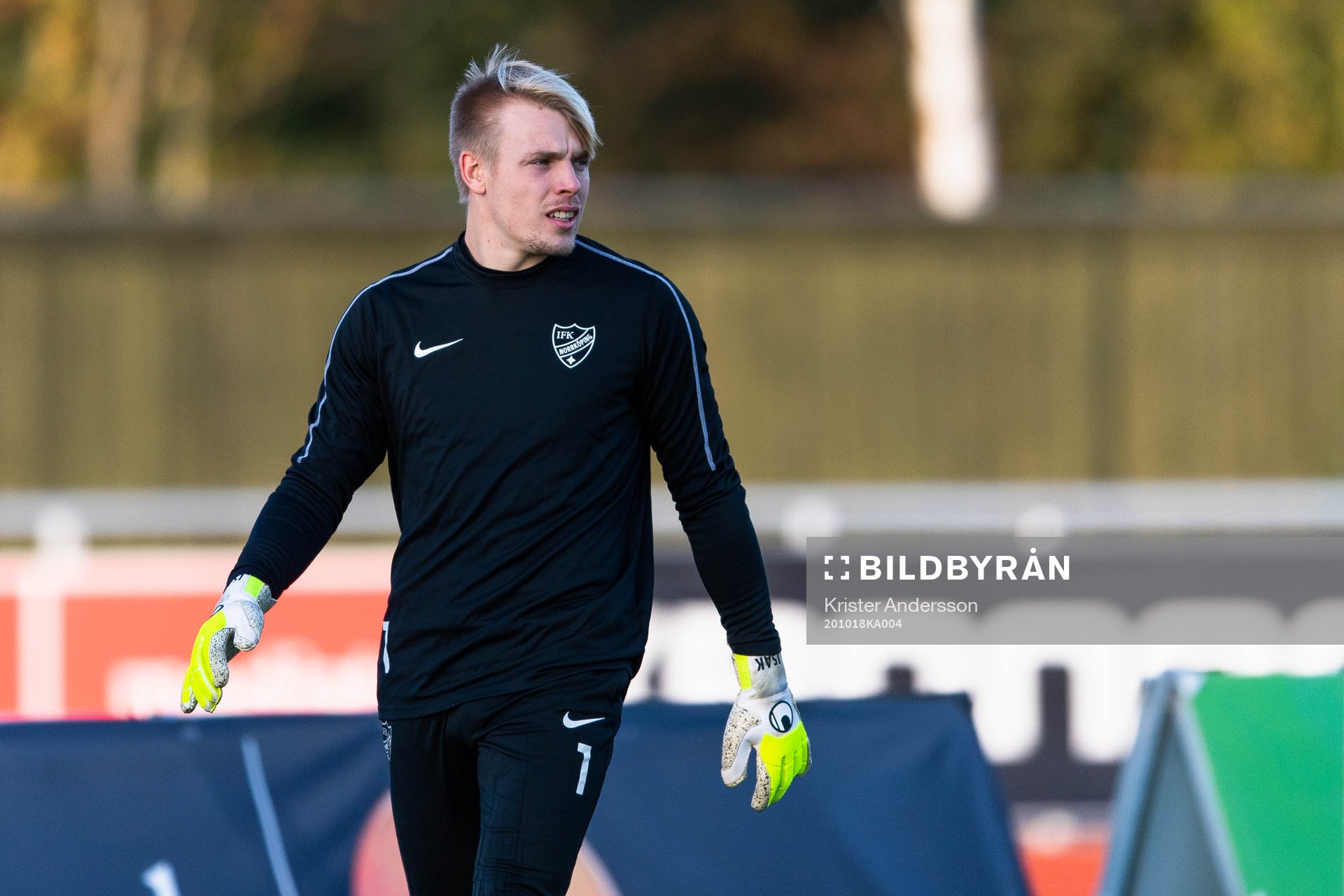 IFK Norrköpings målvakt Isak Pettersson före
