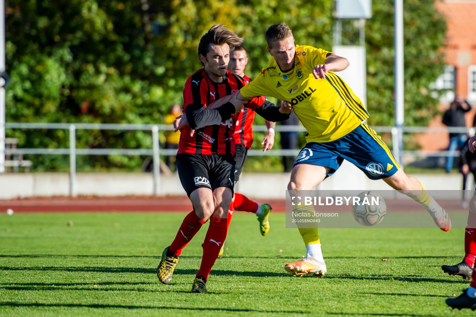 Ängelholms Stephan Olsson i kamp med Eslöv Jihad Fakhouri under fotbollsmatchen i Div 2 Västra Götaland mellan Eslöv och Ängelholm den 18 oktober 2020 i Eslöv.
