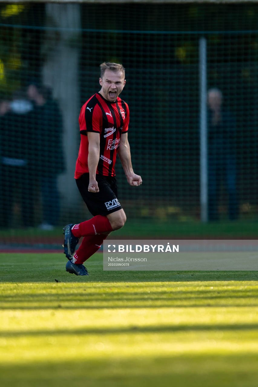 Eslöv Admir Osmamcevic jublar efter 2-1 under fotbollsmatchen i Div 2 Västra Götaland mellan Eslöv och Ängelholm den 18 oktober 2020 i Eslöv.