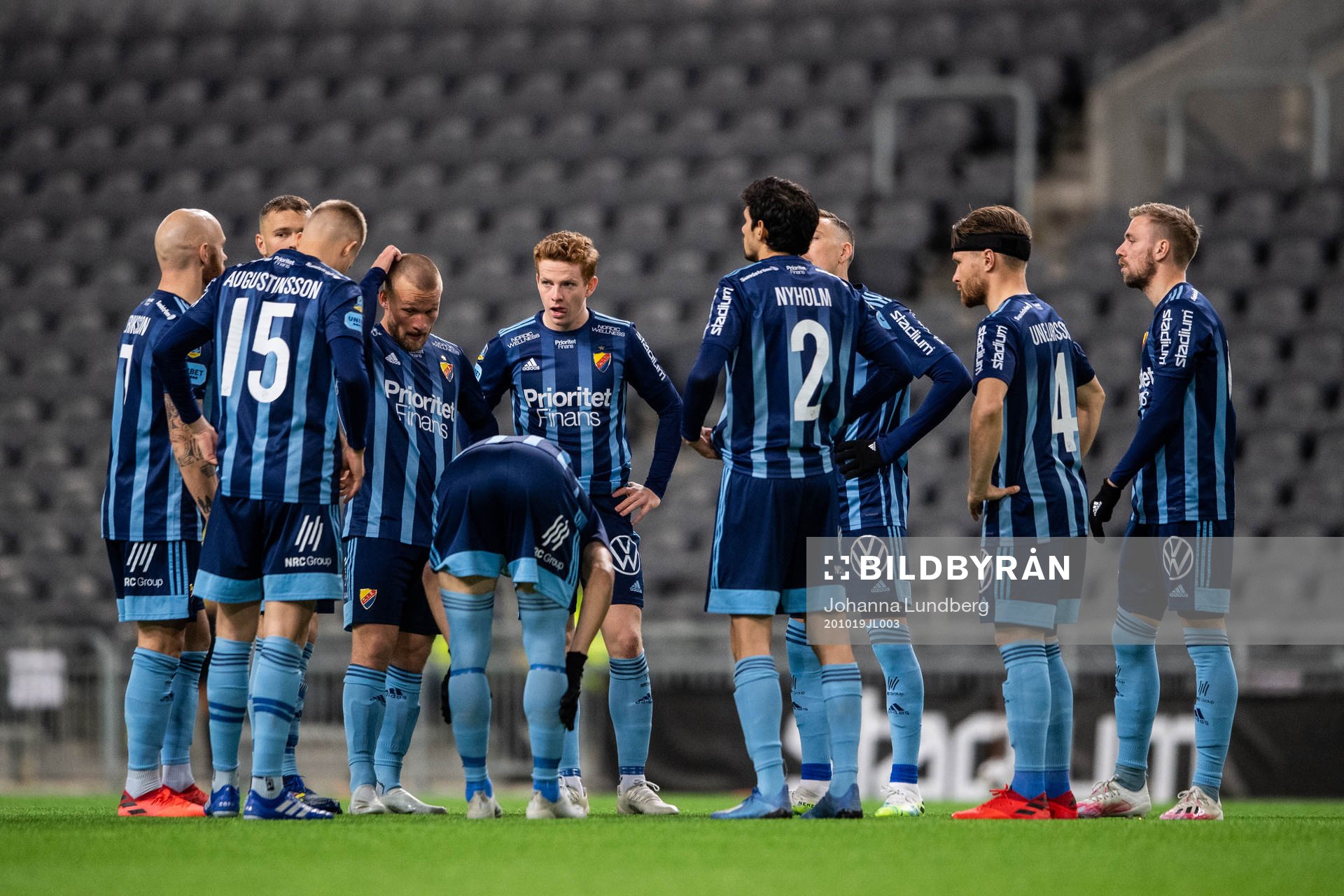 Djurgårdens spelare samlas i en ring inför fotbollsmatchen i Allsvenskan mellan Djurgården och Malmö FF den 19 oktober 2020 i Stockholm.