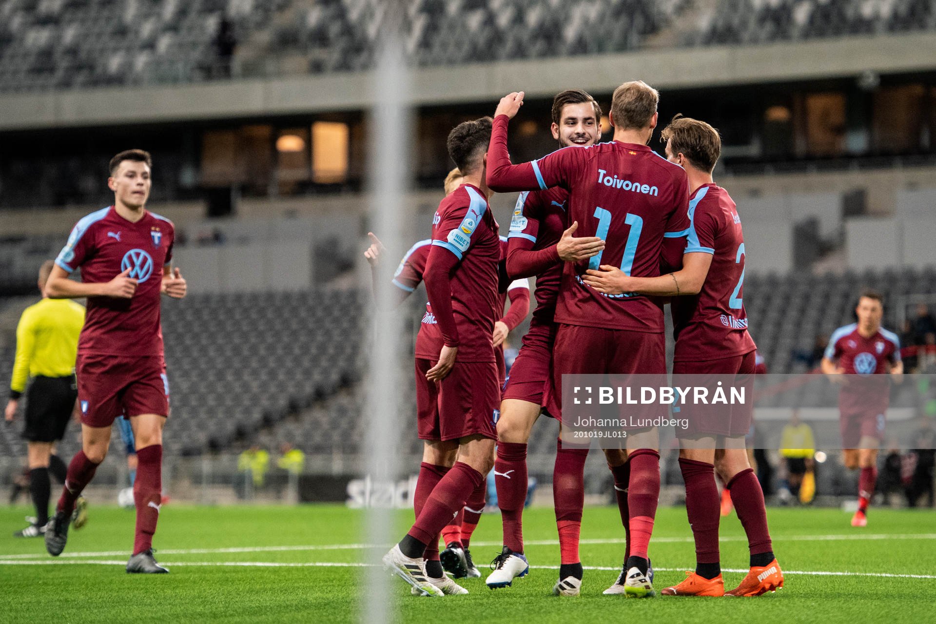 Malmö FFs Ola Toivonen jublar med lagkamrater