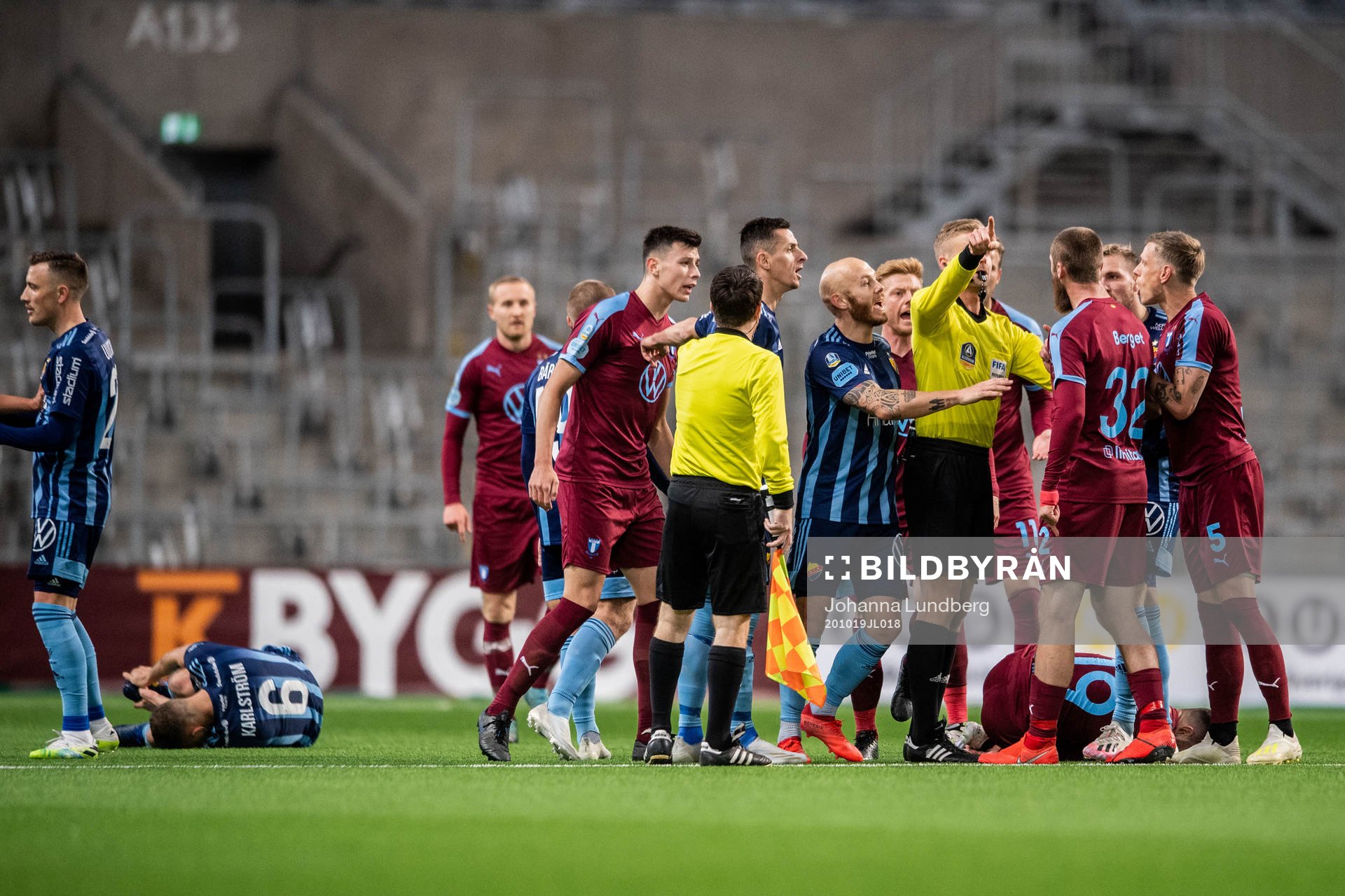 Djurgårdens Magnus Eriksson i en diskussion med Jo Inge Berget och Sören Rieks under fotbollsmatchen i Allsvenskan mellan Djurgården och Malmö FF den 19 oktober 2020 i Stockholm.