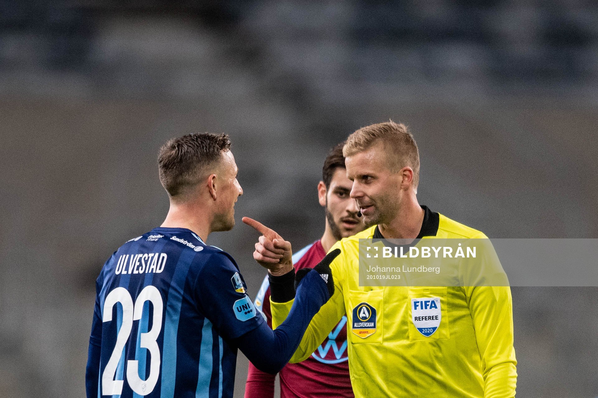 Djurgårdens Fredrik Ulvestad och domare Glenn Nyberg i en