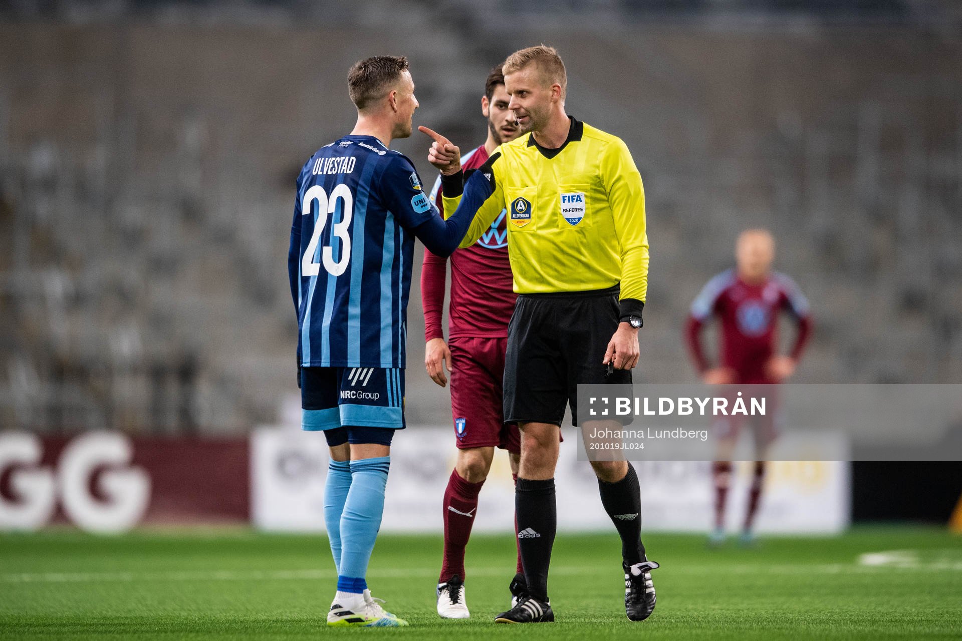 Djurgårdens Fredrik Ulvestad och domare Glenn Nyberg i en