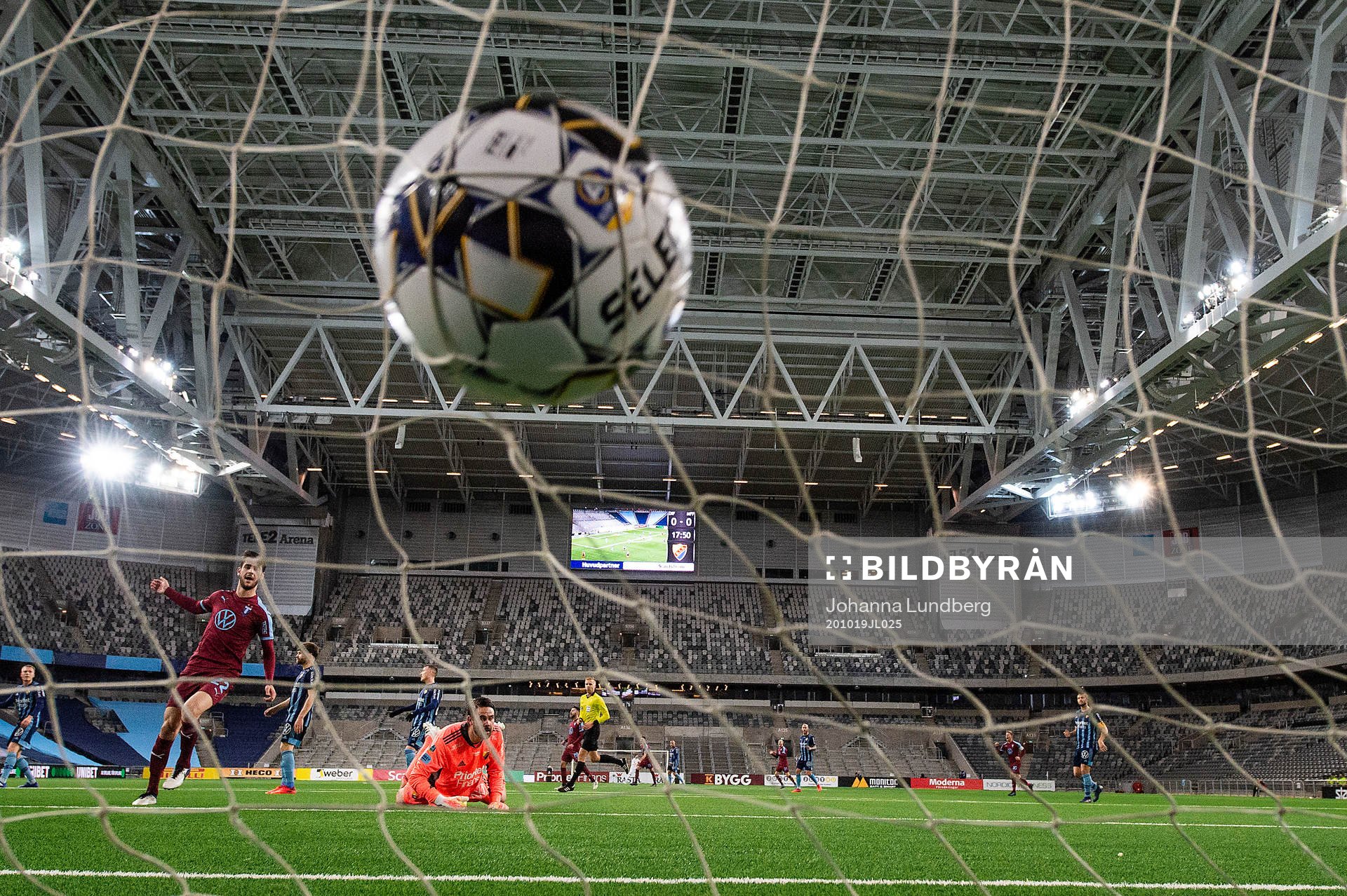 Malmö FFs Ola Toivonen (ej i bild) gör 0-1 bakom
