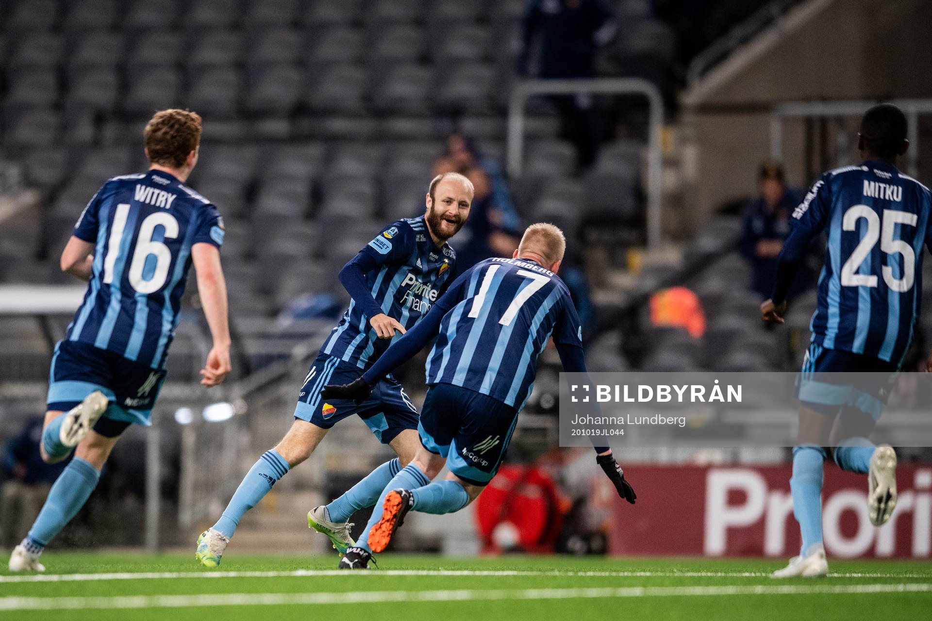 Djurgårdens Curtis Edwards och Kalle Holmberg jublar efter 2-2 under fotbollsmatchen i Allsvenskan mellan Djurgården och Malmö FF den 19 oktober 2020 i Stockholm.