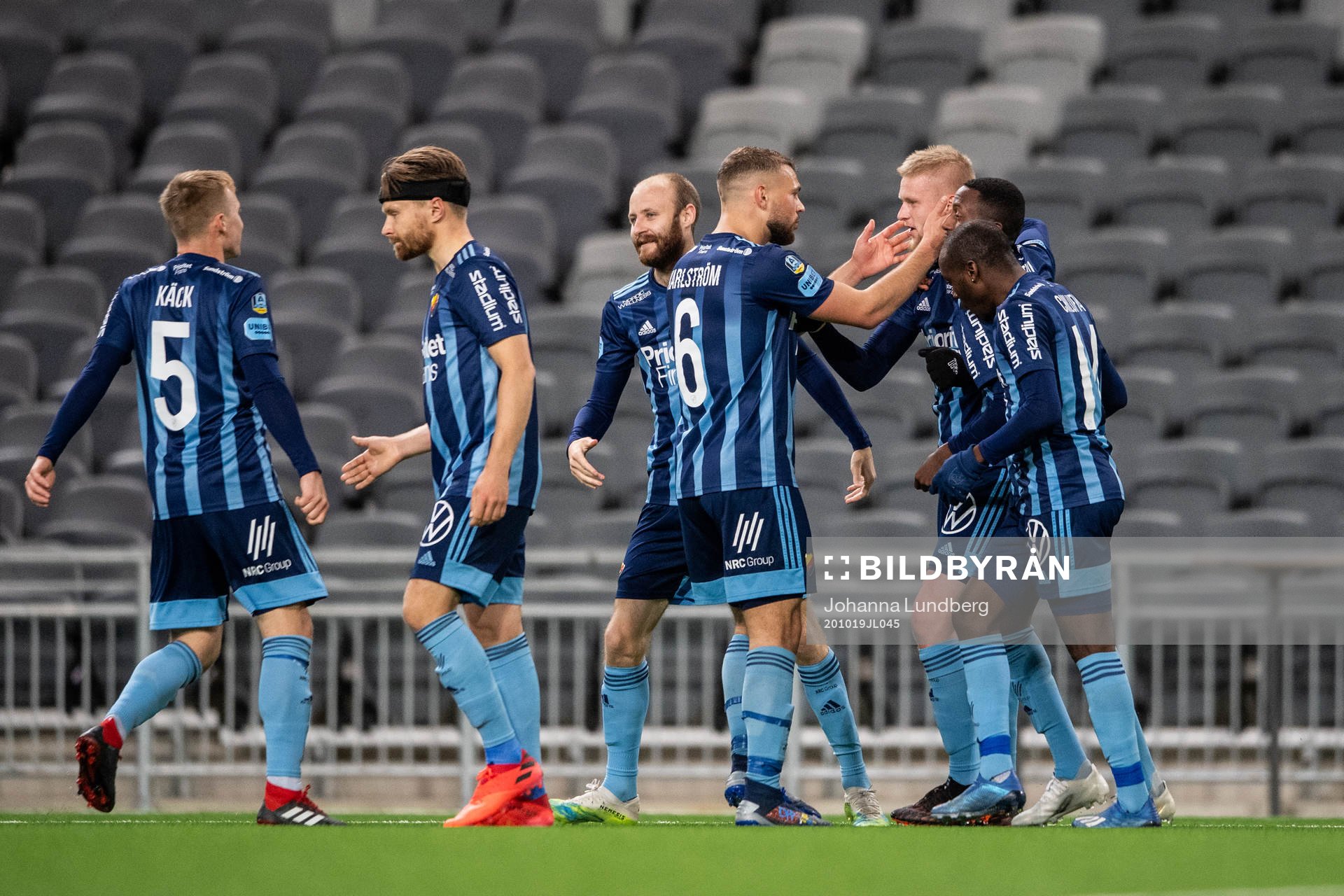 Djurgårdens Kalle Holmberg jublar med lagkamrater