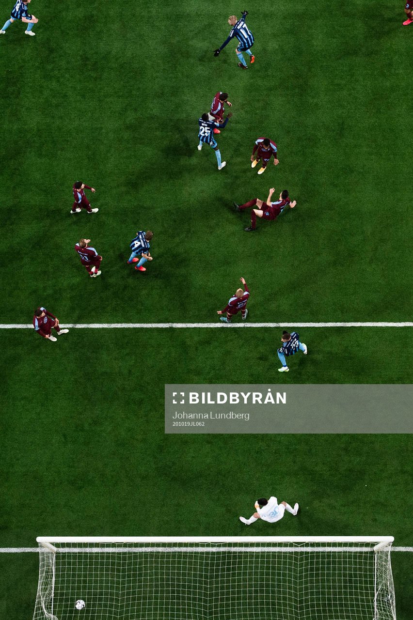 Djurgårdens Kalle Holmberg jublar efter att han har gjort 2-2 under fotbollsmatchen i Allsvenskan mellan Djurgården och Malmö FF den 19 oktober 2020 i Stockholm.