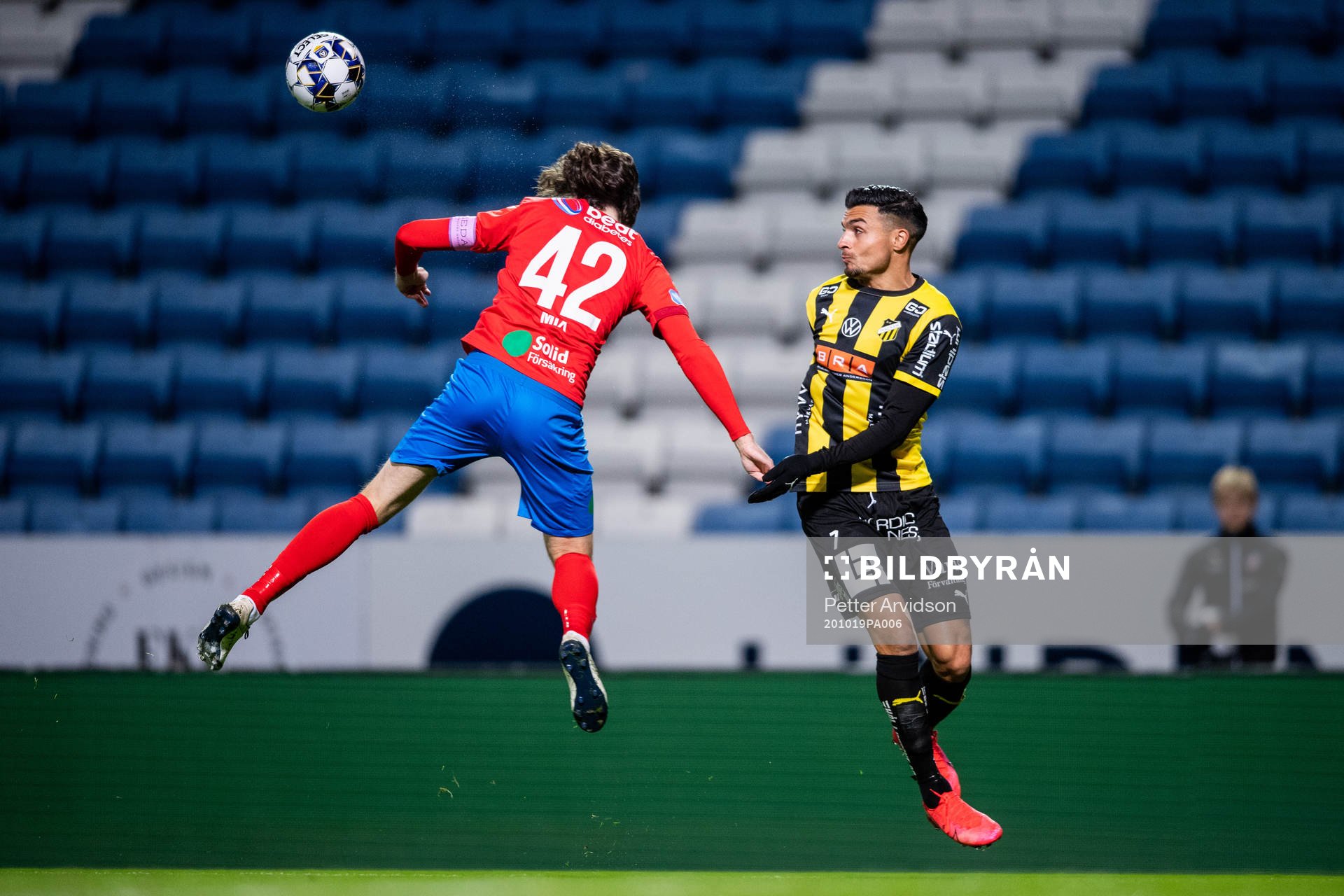 Helsingborgs Mix Diskerud och Häckens Ahmed Yasin under fotbollsmatchen i Allsvenskan mellan Helsingborg och Häcken den 19 oktober 2020 i Helsingborg.