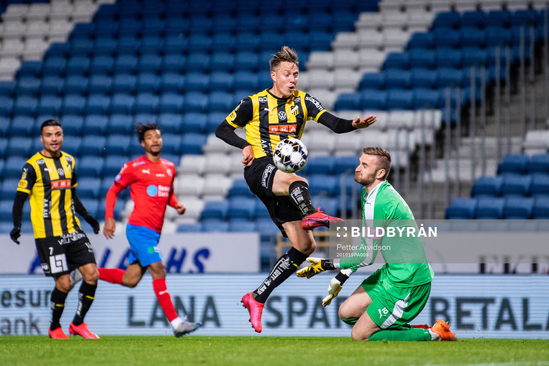 Häckens Viktor Lundberg och Helsingborgs målvakt