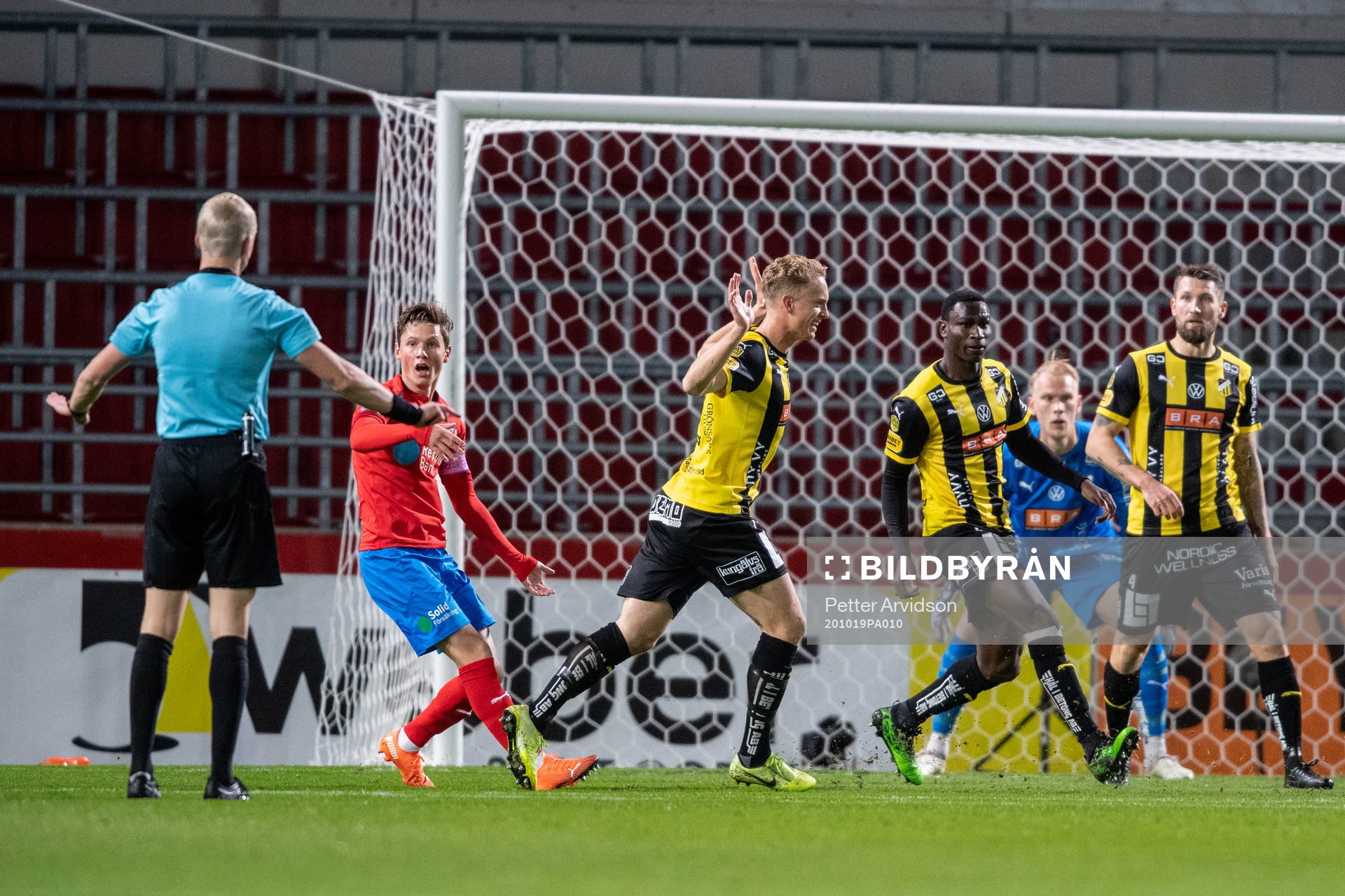 Helsingborgs Max Svensson reagerar mot domaren
