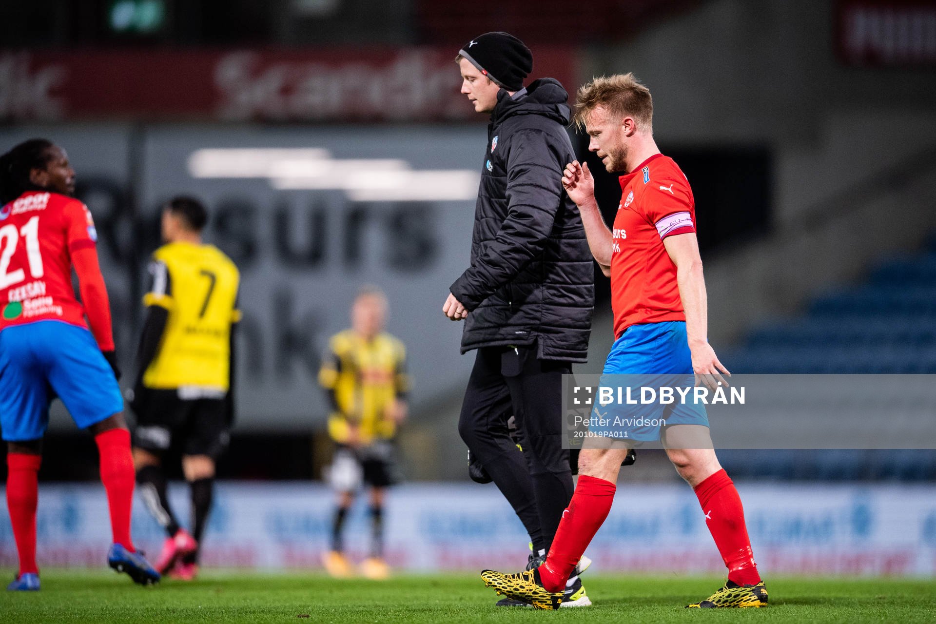 Helsingborgs Andreas Landgren lämnar planen skadad
