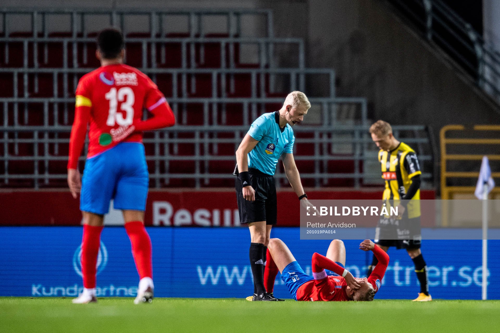 Helsingborgs Jakob Voelkerling Persson har ont