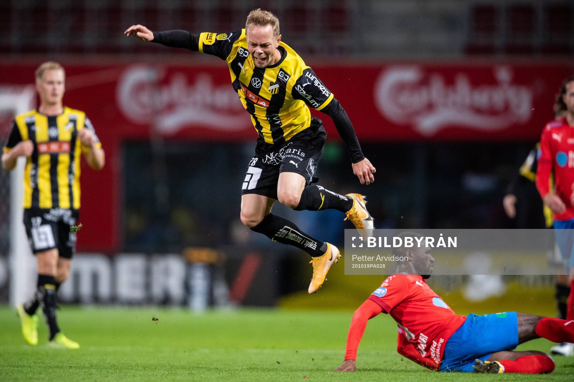 Häckens Adam Andersson och Helsingborgs Mohammed Abubakari