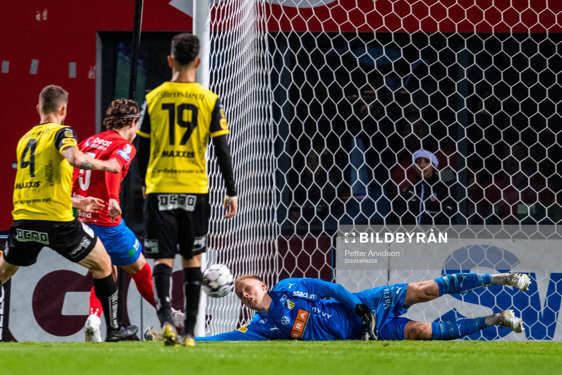 Häckens målvakt Pontus Dahlberg räddar ett skott av