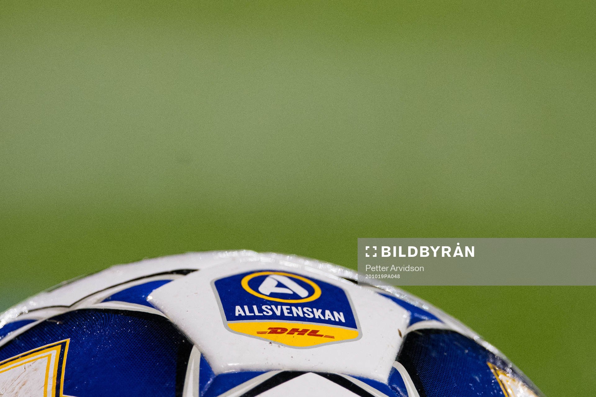 En fotboll med Allsvenskans logotype