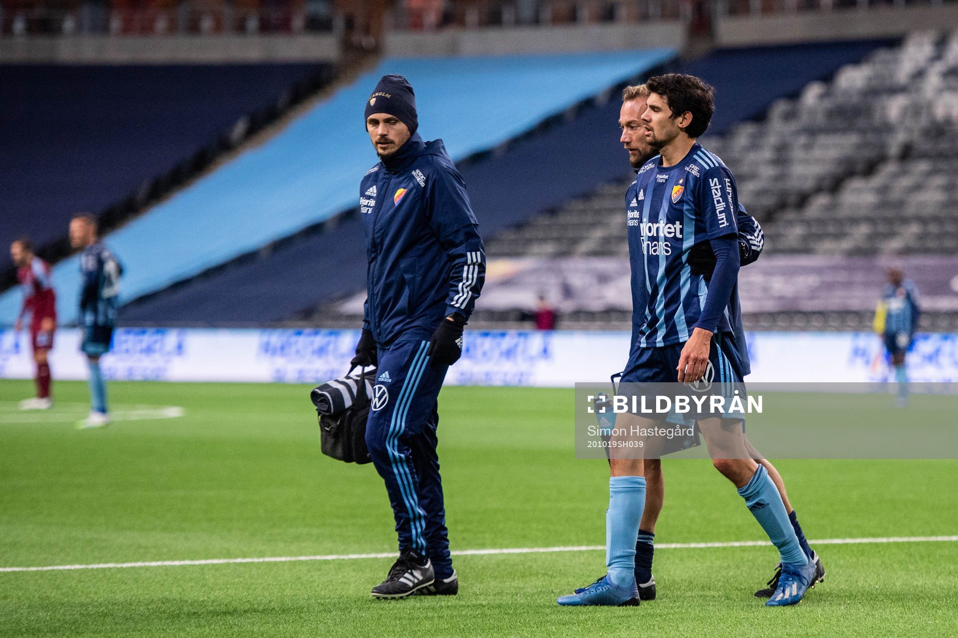 Djurgårdens Jesper Nyholm lämnar planen skadad