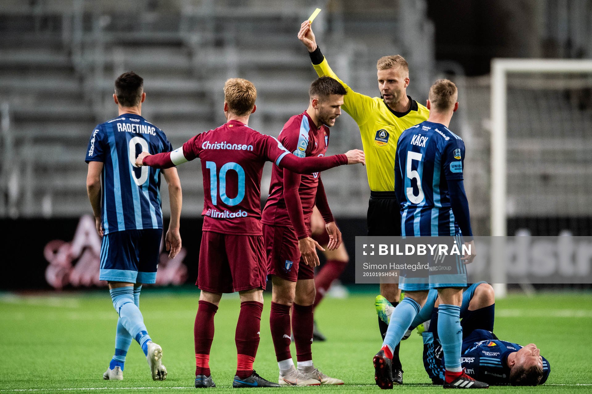 Malmö FFs Anders Christiansen får ett gult kort av domare