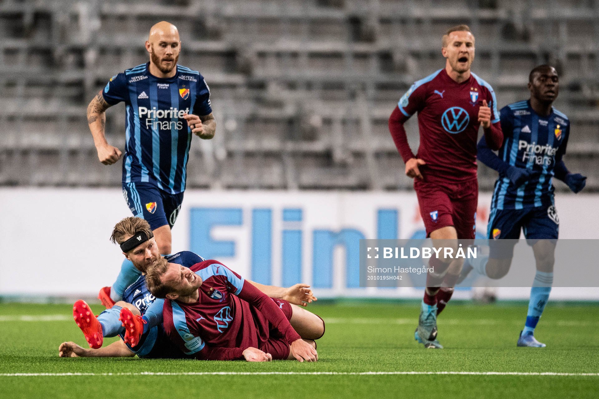 Djurgårdens Jacob Une Larsson och Malmö FFs Ola Toivonen