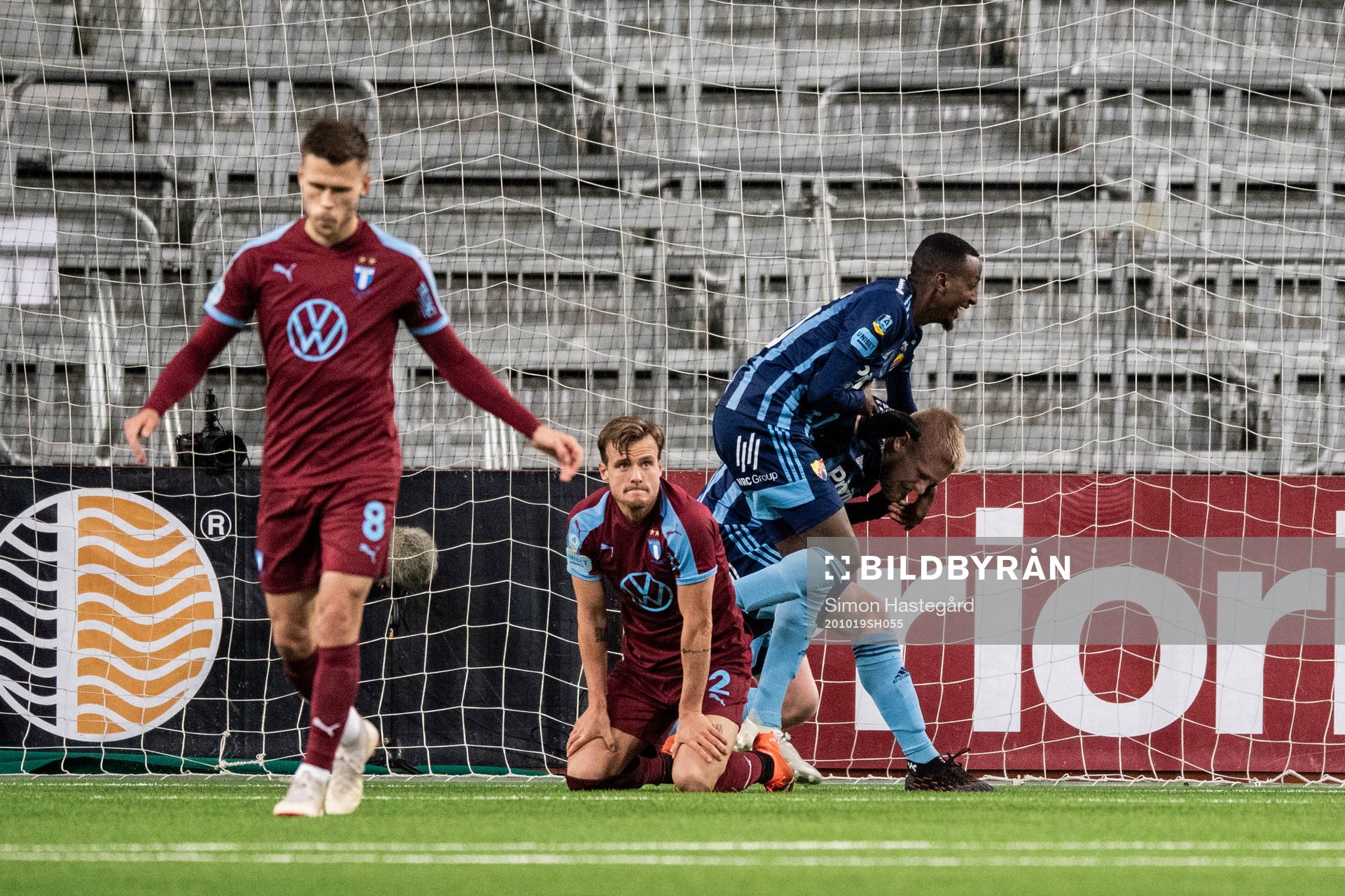 Malmö FFs Arnór Traustason och Eric Larsson deppar och